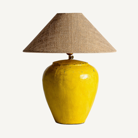 Stil de design - Veioză cu bază galbenă din teracotă zgâriată, tijă aurie și abajur conic din iută maro