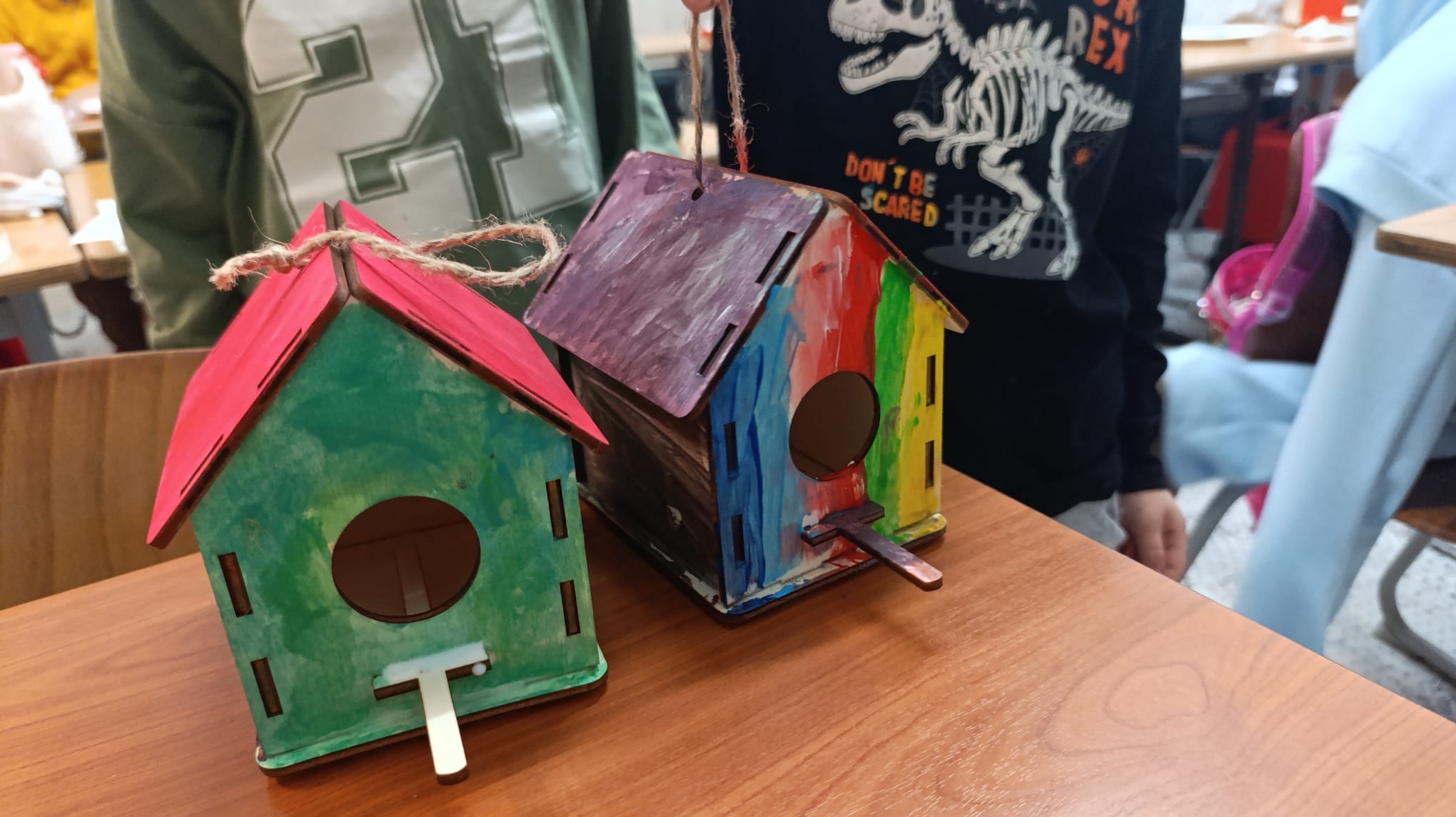 Am asamblat și pictat căsuțe din lemn