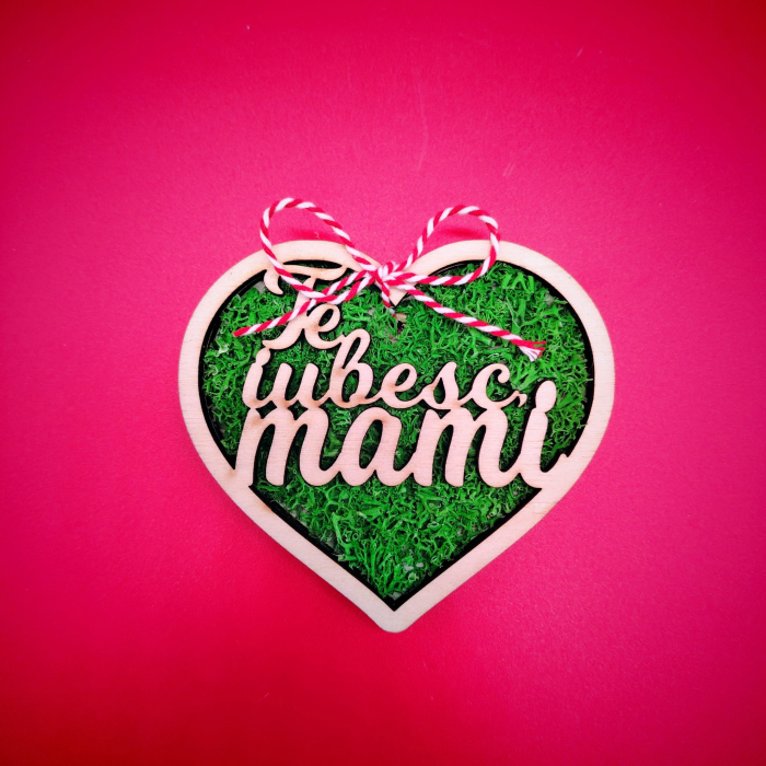 Martisor din lemn cu licheni "Te iubesc mami", model inima, cu snur, 9.8x9cm [1]