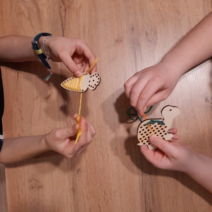 Activitate MONTESSORI de cusut figurine din lemn, gauri mari [14]