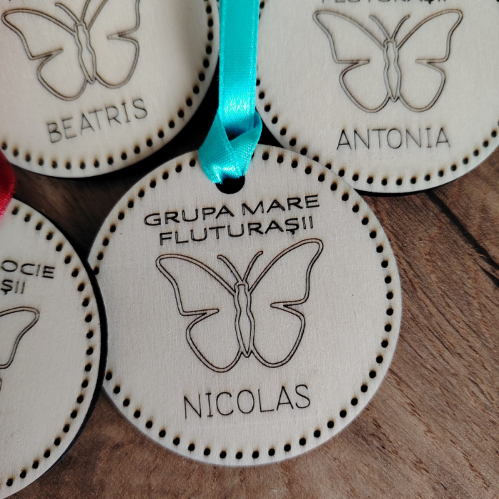 Ecusoane personalizabile din lemn 6cm, cu panglica sau agatatoare [3]