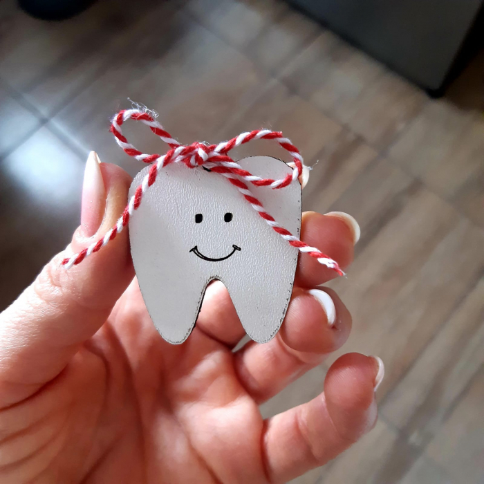 Martisor Dinte MDF cu snur, cartonas si ambalaj si agatatoare tip brosa 4x3.8cm [2]