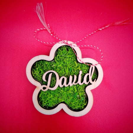DECORATIUNI PENTRU SARBATORI - Martisor din lemn cu licheni "Floare", model floare personalizabil, cu snur, 7x7cm