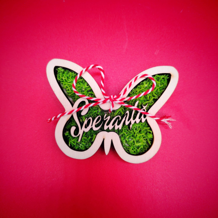 DECORATIUNI PENTRU SARBATORI - Martisor din lemn cu licheni "Speranta", model fluture, cu snur, 8x6cm