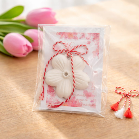 Martisor din praf ceramic Floare, cu agatatoare tip brosa, 5.5x5cm