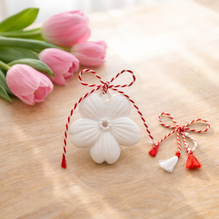 Martisor din praf ceramic Floare, cu agatatoare tip brosa, 5.5x5cm [1]