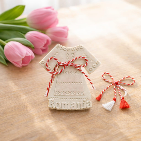 Martisor din praf ceramic IE Traditionala, cu magnet, 7x6.5cm [1]