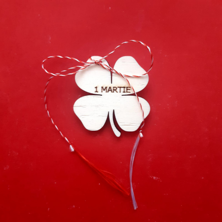 ZIUA MAMEI - Martisor Trifoi cu snur, cartonas si ambalaj 4.4x4.7 cm
