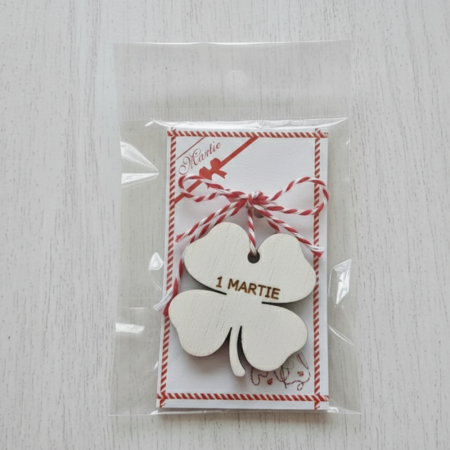Martisor Trifoi cu snur, cartonas si ambalaj 4.4x4.7 cm
