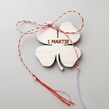 Martisor Trifoi cu snur, cartonas si ambalaj 4.4x4.7 cm [1]