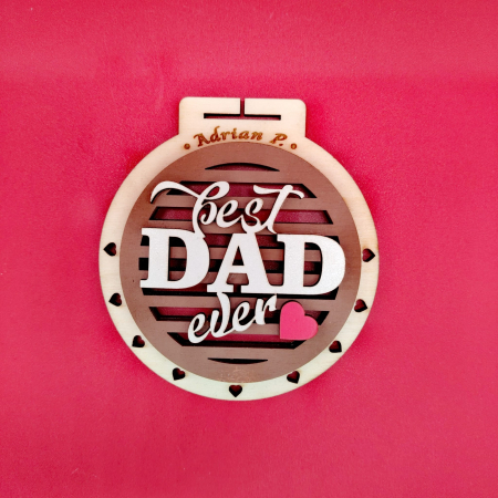 TROFEE - PREMII - MEDALII - Medalie din lemn BEST DAD, personalizabila, 10x9cm