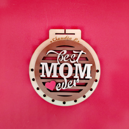 TROFEE - PREMII - MEDALII - Medalie din lemn BEST MOM, personalizabila, 10x9cm