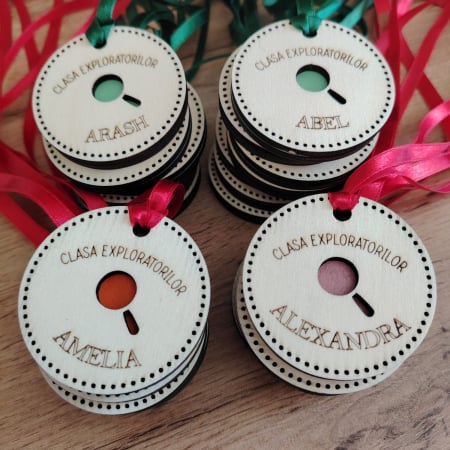 TROFEE - PREMII - MEDALII - Medalii personalizabile din lemn 6cm cu panglica