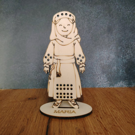 Românaș din lemn Fata pentru cusut și pictat, personalizabil, cu suport, 16x6cm