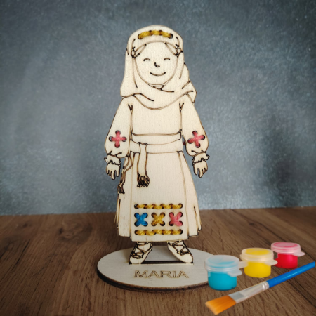 Românaș din lemn Fata pentru cusut și pictat, personalizabil, cu suport, 16x6cm [1]