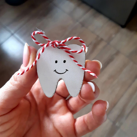 Martisor Dinte MDF cu snur, cartonas si ambalaj si agatatoare tip brosa 4x3.8cm [1]