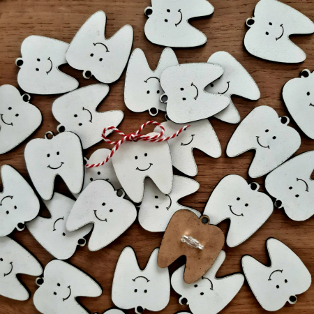 PRODUSE DIN LEMN - Martisor Dinte MDF cu snur, cartonas si ambalaj si agatatoare tip brosa 4x3.8cm