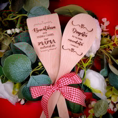 DECORATIUNI PERSONALIZATE - Set 2 linguri din lemn, personalizate, cu panglica, 30x5cm