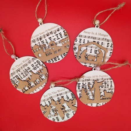 CRACIUN - Set 5 globuri din mdf cu decor muzical, cu snur, 8cm