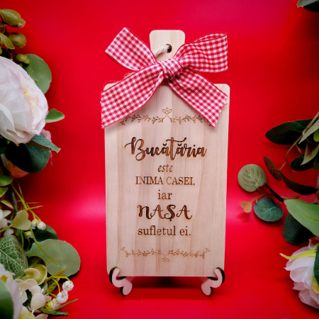 DECORATIUNI PERSONALIZATE - Tocator din lemn cu panglica si suport din lemn, 20x10cm