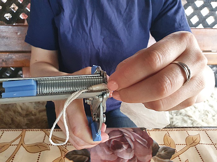 Cleşte patent (pistol capsator) cu încărcător automat pt. asamblat cuşti, garduri şi împrejmuiri şi pentru legat salamuri şi mezeluri [3]