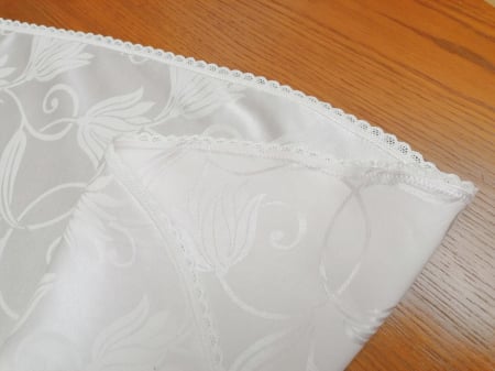 Fete de masa - Set fata de masa damasc alb cu dantela, 320x150 cu 12 servetele fara dantela