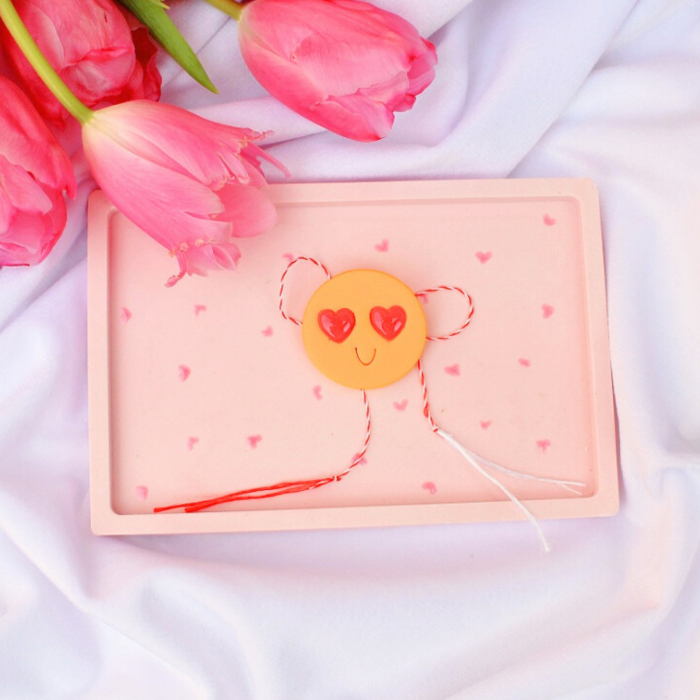 Brosă galbenă emoji love [3]