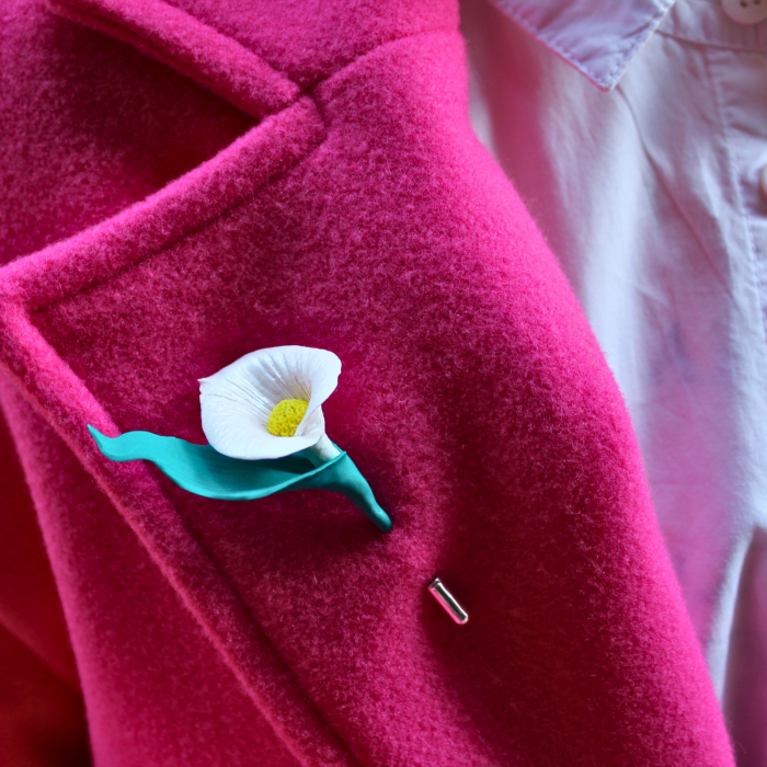 Broșă albă Pin Calla cu detalii florale [3]