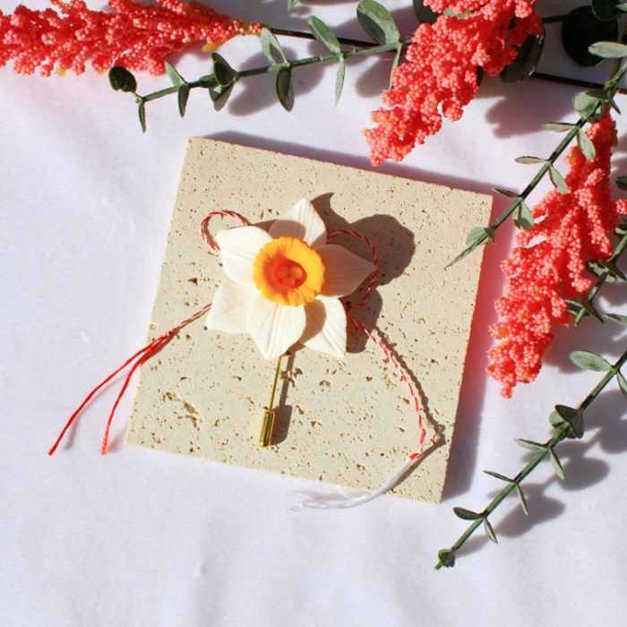Brosă Narcisa Albă cu Design Floral [2]