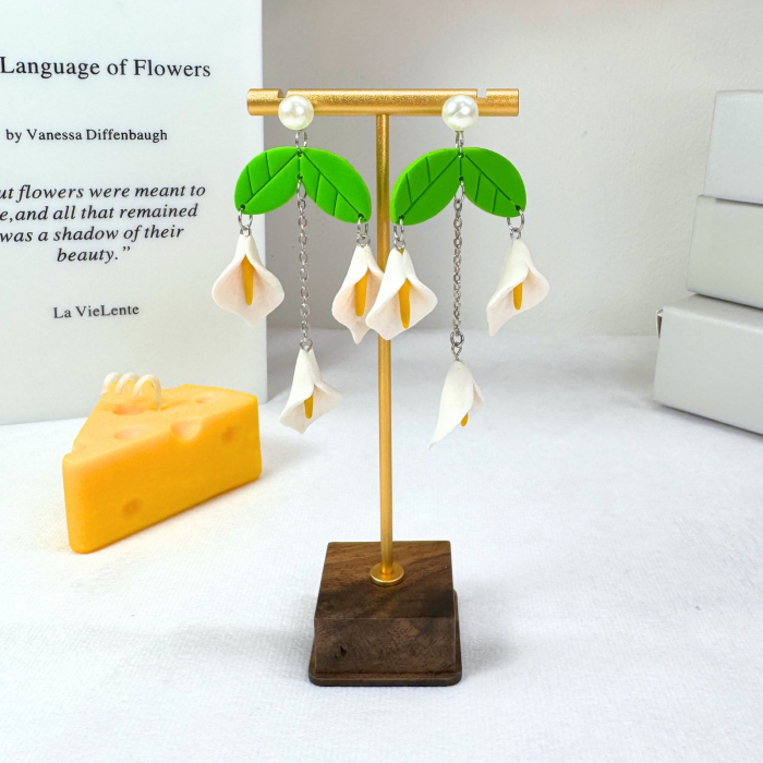 Cercei Calla Mystique albi cu design floral [3]