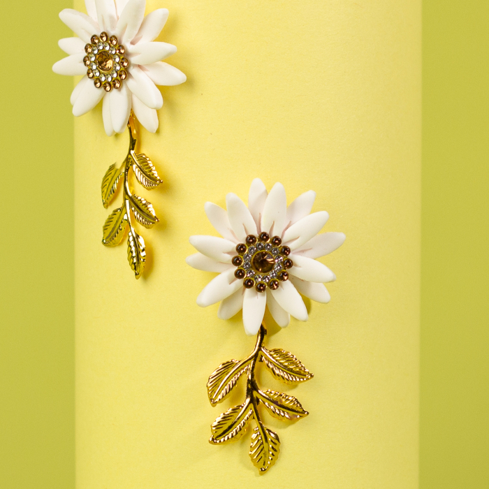 Cercei Celestial Petal albi cu detalii aurii [2]