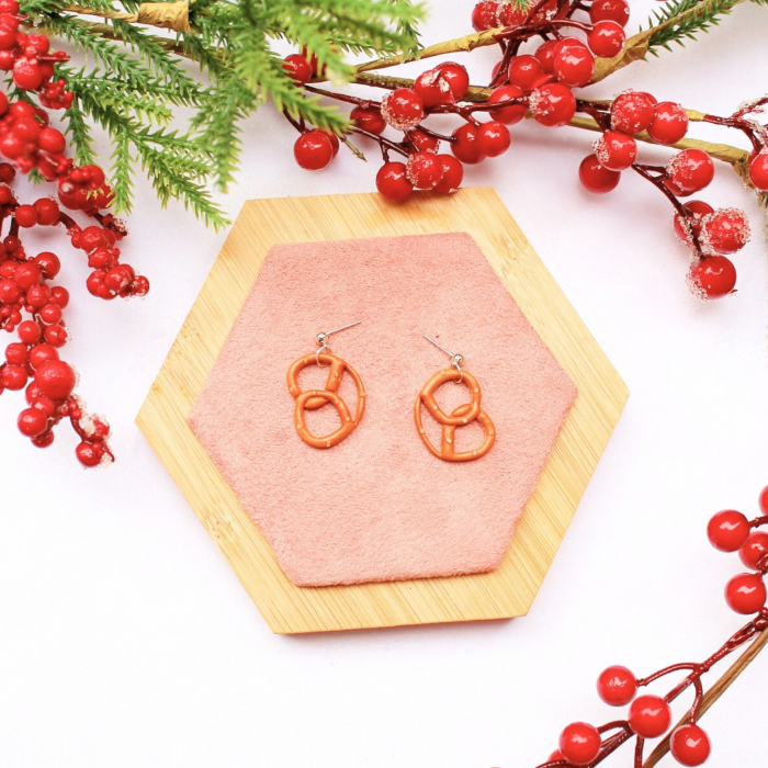 Cercei Covrigi crem cu design texturat [3]