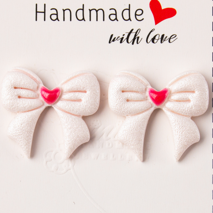 Cercei alb în formă de fundiță cu inimioară [2]