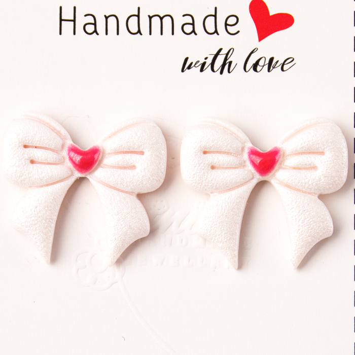 Cercei alb în formă de fundiță cu inimioară [2]