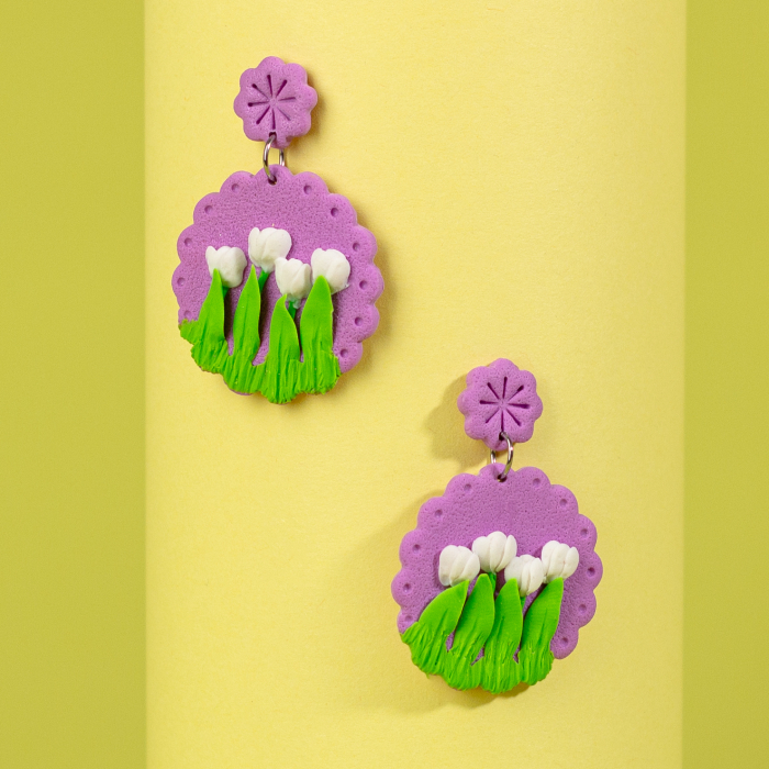 Cercei Lilawers cu lalele albe pe fundal magenta [2]