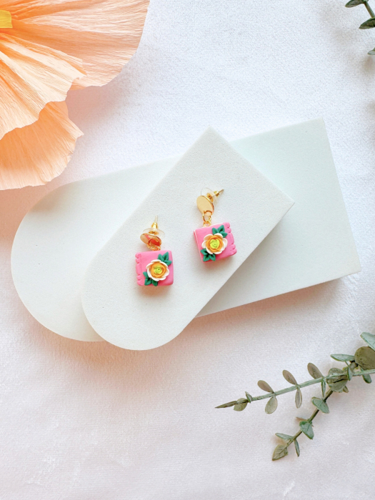 Cercei Mini Carte Roz cu Design Floral [3]
