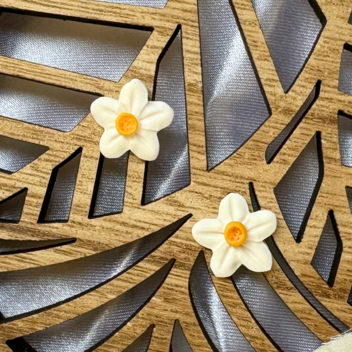 Cercei Mini Narcise albi cu model floral primăvăratic [2]