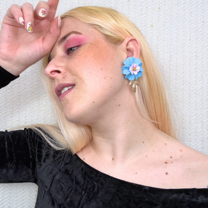 Cercei Naiad albi și albastri cu design floral voluminos [5]