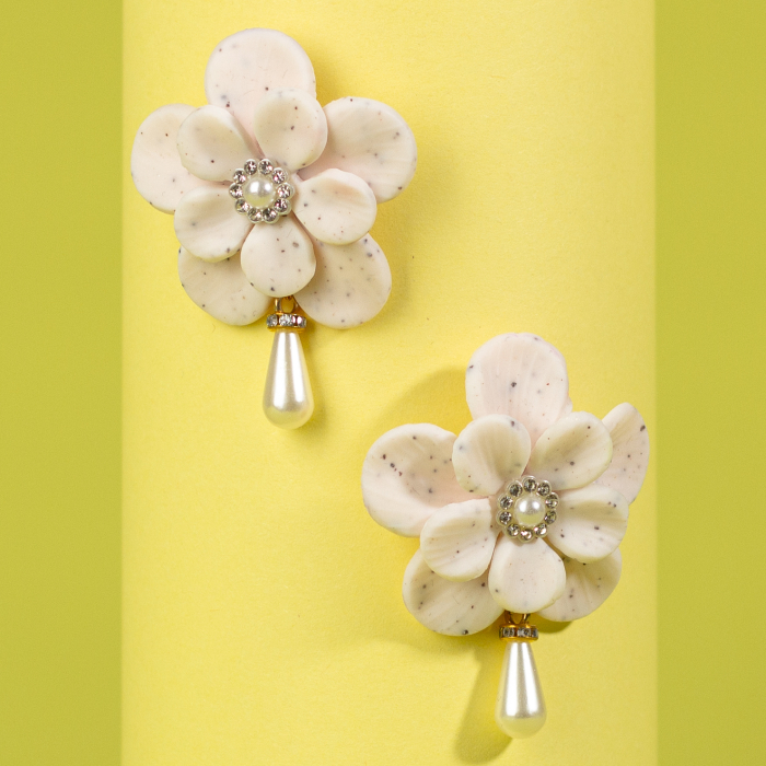 Cercei Pearl Petal albi cu perle delicate [2]