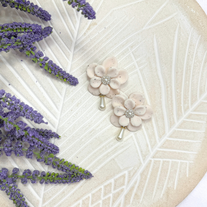 Cercei Pearl Petal albi cu perle delicate [4]