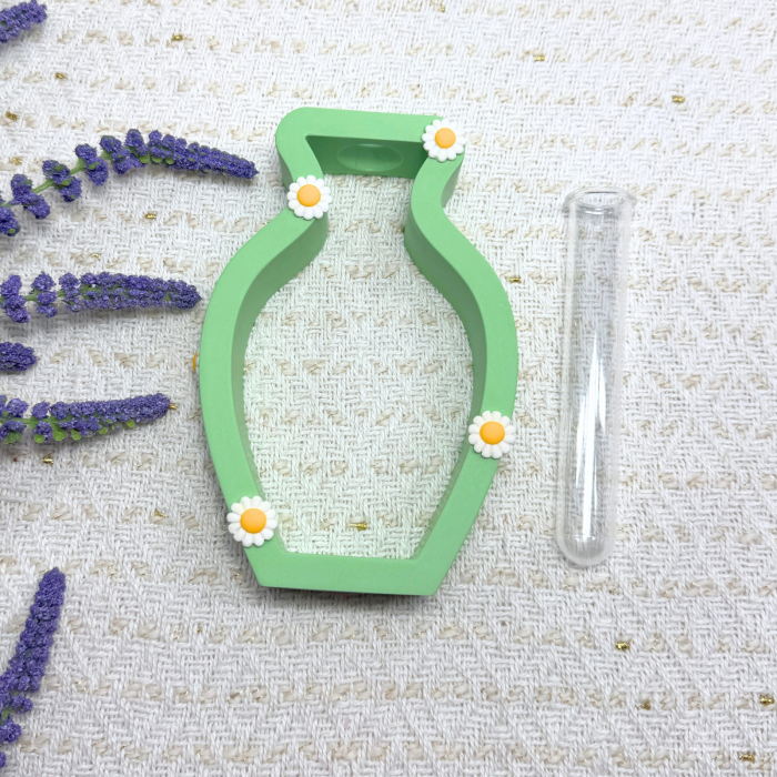 Vază verde pastel Daisy Hug cu flori albe [2]