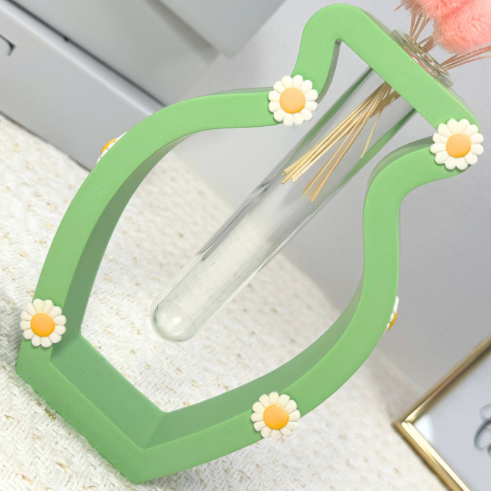 Vază verde pastel Daisy Hug cu flori albe [4]
