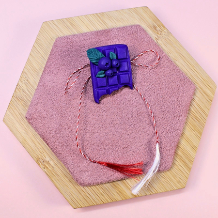 BROSE - Broșă mov în formă de ciocolată cu afine