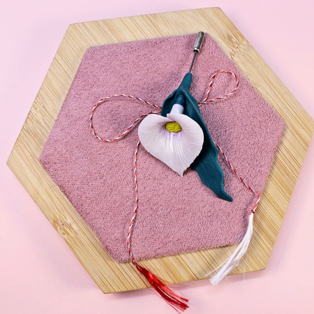 BROSE - Broșă albă Pin Calla cu detalii florale