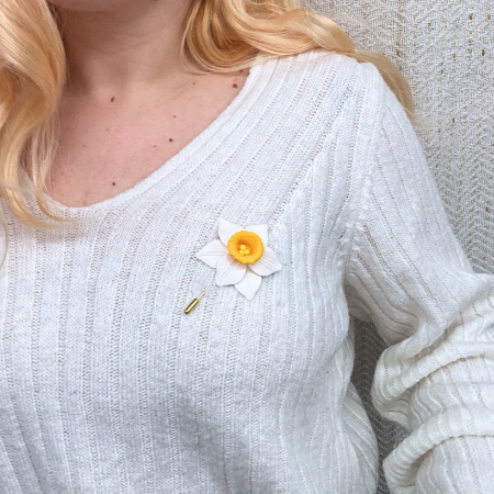 Brosă Narcisa Albă cu Design Floral [3]
