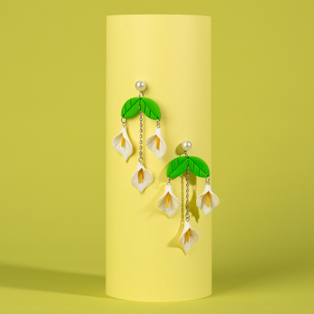 Cercei Lungi - Cercei Calla Mystique albi cu design floral