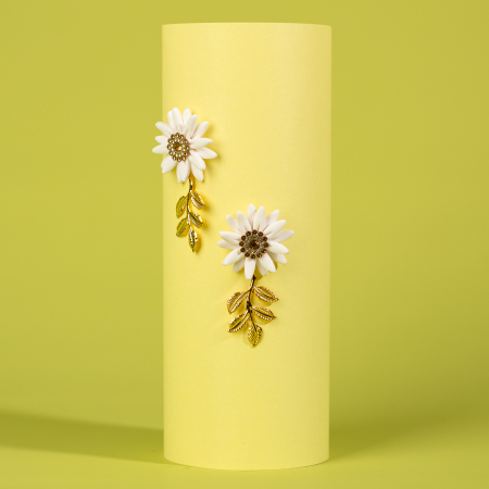 Primavara - Cercei Celestial Petal albi cu detalii aurii