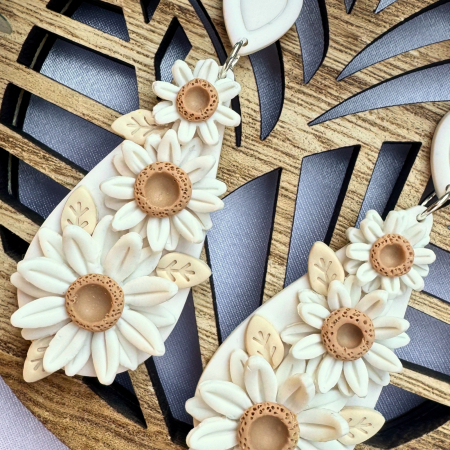 Cercei cu flori de mușețel albe și design floral [1]
