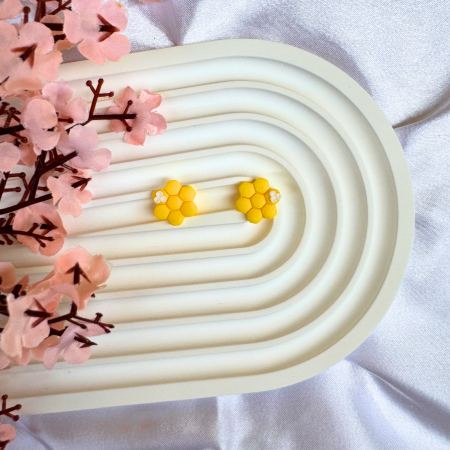 Cercei Studs - Cercei FlowerWax galbeni cu eleganță subtilă