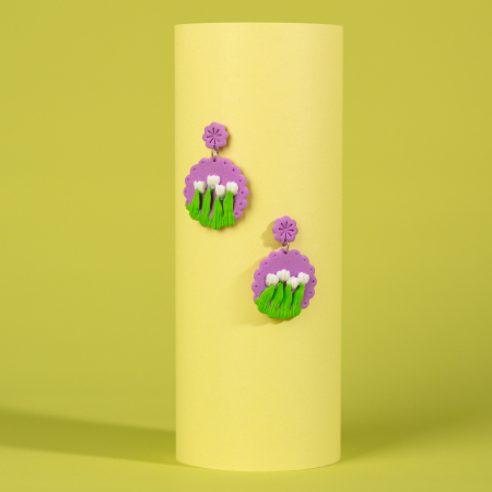 Primavara - Cercei Lilawers cu lalele albe pe fundal magenta